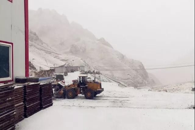人間四月芳菲盡，山中春雪還復來