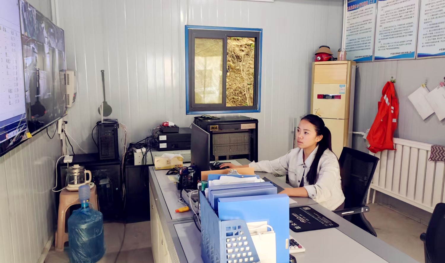 堅(jiān)守安全防線，綻放巾幗風(fēng)采｜記西溝鐵礦安全監(jiān)控員黃春玲