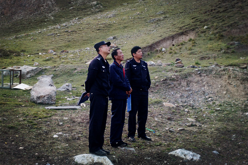 興?？h公安局治安大隊(duì)到銅鑫公司例行安全專項(xiàng)檢查